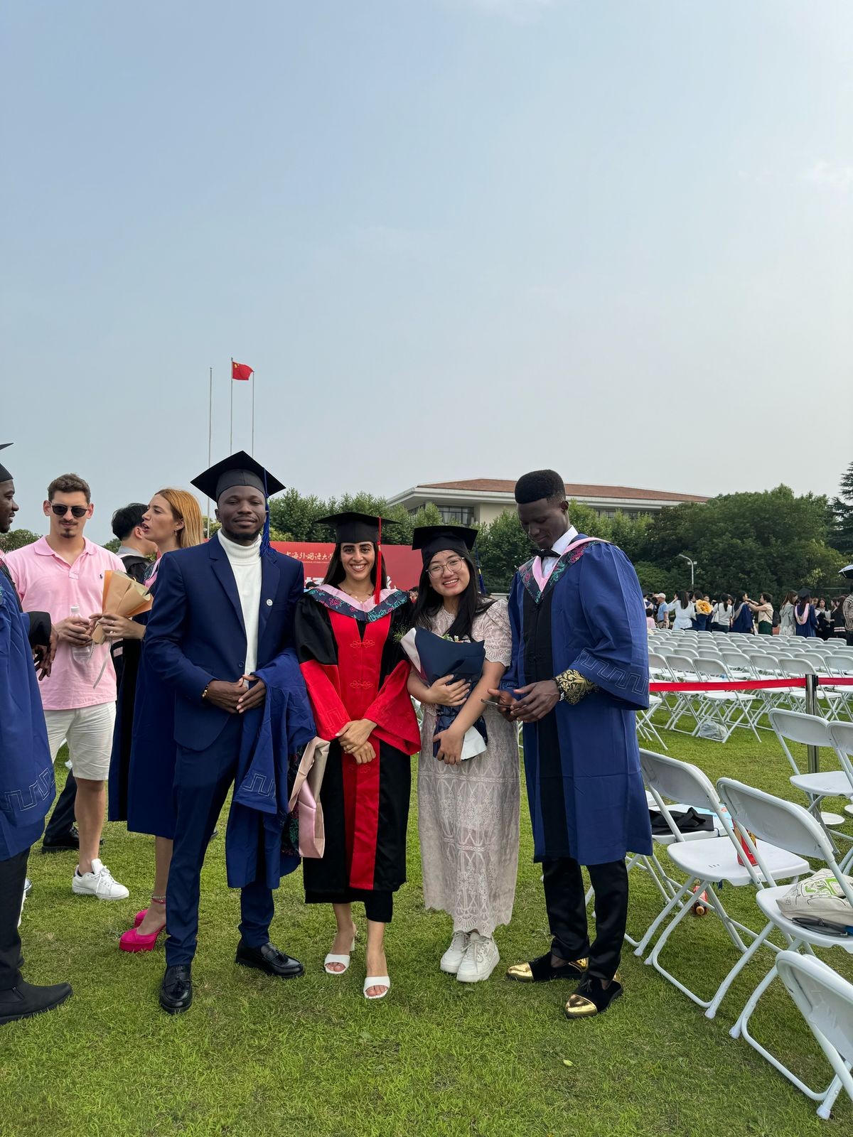 卡友琪（右三）在中國獲得學(xué)位后與同學(xué)合影。受訪者供圖