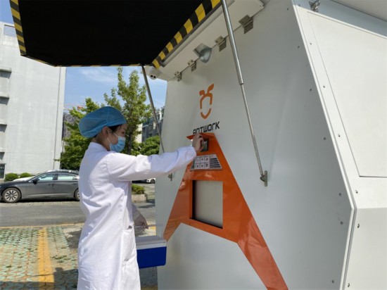 醫(yī)院接收無人機送來的醫(yī)療樣本。受訪者供圖