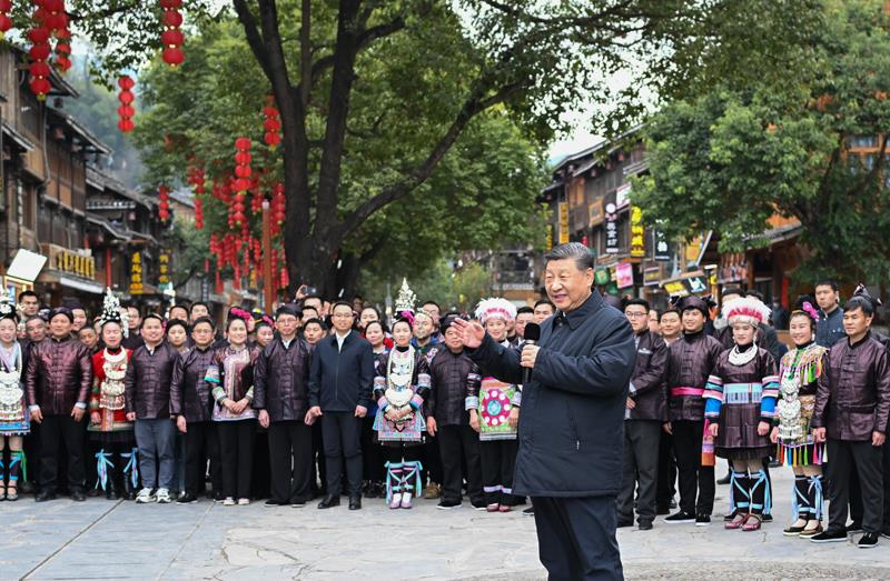 △今年3月17日，在貴州肇興侗寨考察時(shí)，習(xí)近平總書記同村民們親切交流。