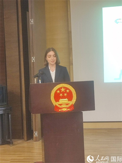 意方學(xué)生代表白綺花發(fā)言。人民網(wǎng)記者 鄭彬攝