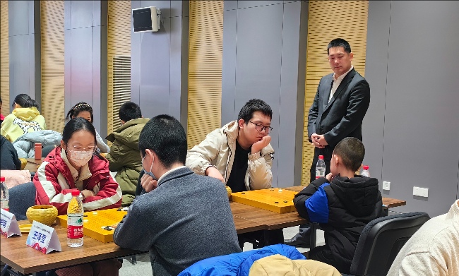 常昊觀戰(zhàn)年輕棋手們比賽。人民網(wǎng)記者 李乃妍攝