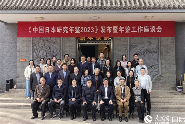 部分與會嘉賓合影留念。人民網(wǎng)記者 陳建軍攝