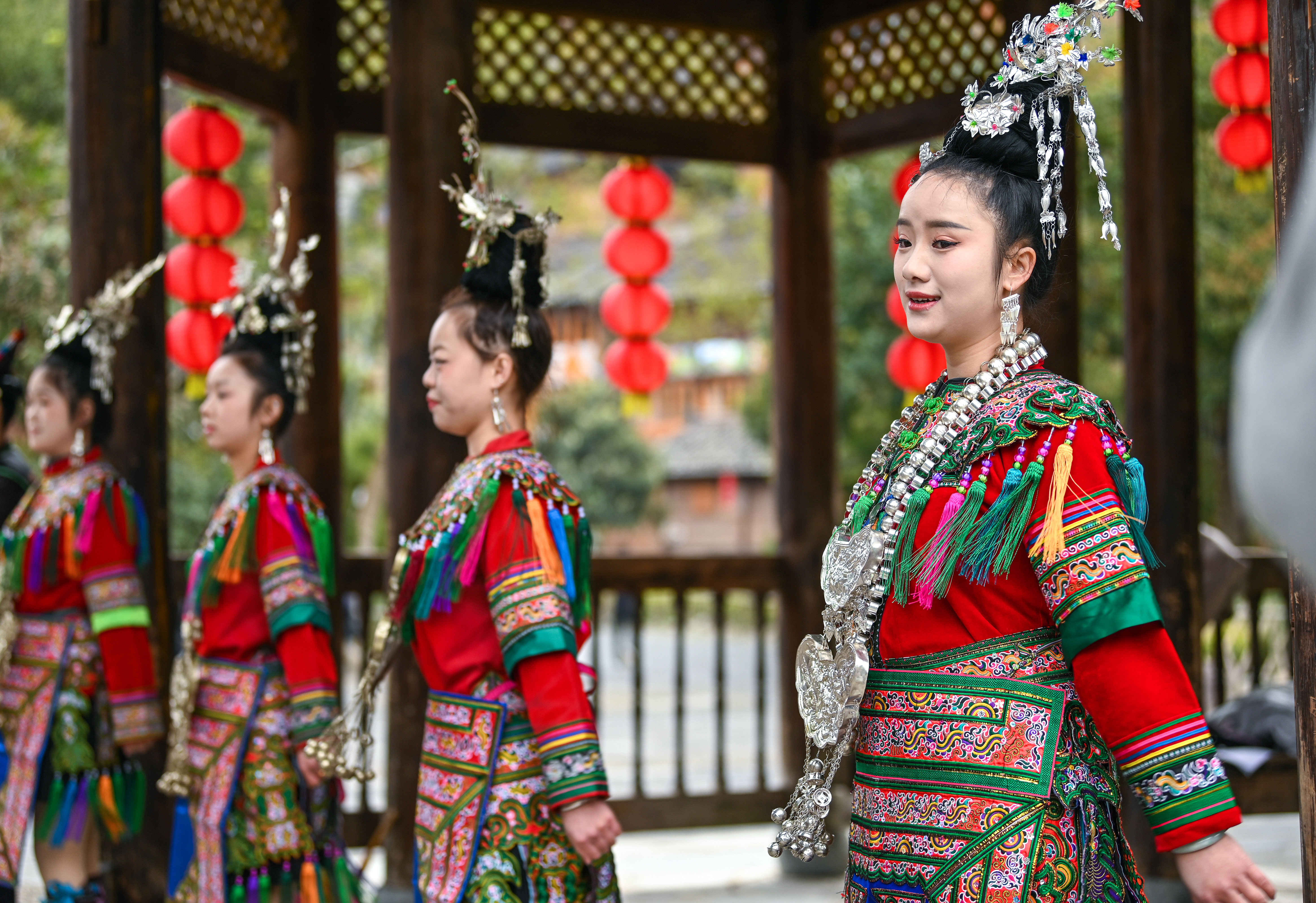  2025年3月18日，侗族群眾在貴州省黎平縣肇興侗寨給游客演唱侗族大歌。