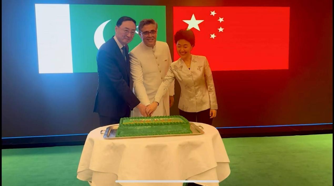 外交部副部長孫衛(wèi)東（左）、巴基斯坦駐華大使卡里爾·哈什米（中）、中聯(lián)部副部長孫海燕（右）共切蛋糕。巴基斯坦駐華大使館供圖