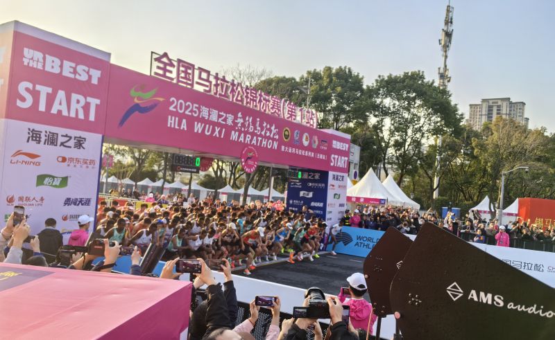 參賽選手沖出起跑線。 人民網(wǎng)記者 楊磊攝