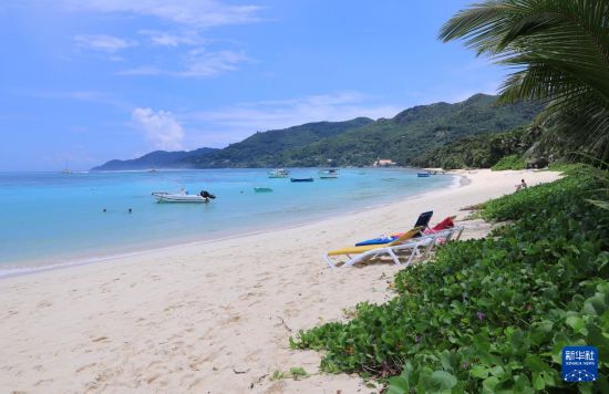 3月19日，游客在塞舌爾馬埃島海邊休閑。新華社記者 董江輝 攝