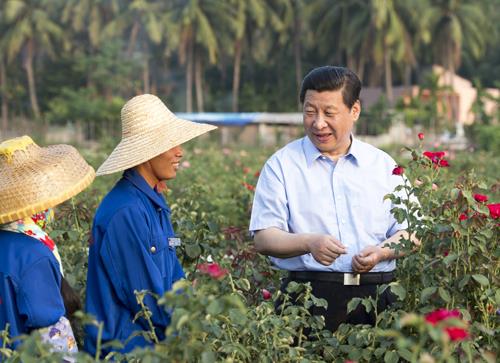 △2013年4月9日，習(xí)近平總書記在海南亞龍灣蘭德玫瑰風(fēng)情產(chǎn)業(yè)園向花農(nóng)了解玫瑰種植管理技術(shù)。