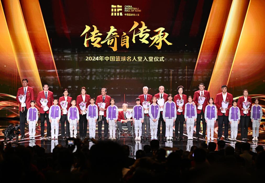 3月23日，在場(chǎng)的各屆中國(guó)籃球名人堂入堂人物在入堂儀式上合影留念。新華社記者 陳鐘昊 攝