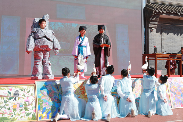 展覽開幕式上，府學學子上演情景劇《鵝池》。府學胡同小學供圖