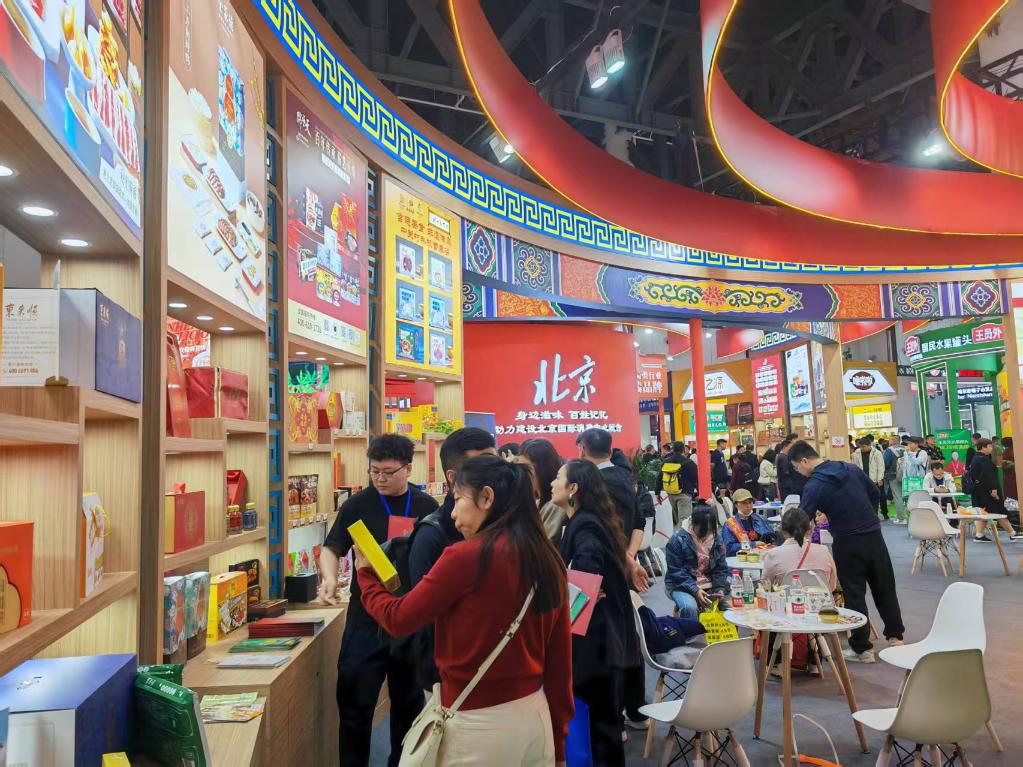 3月25日，在四川省成都市舉行的第112屆全國(guó)糖酒商品交易會(huì)中華老字號(hào)專區(qū)，展商們?cè)谡刮磺敖涣鳌Ｐ氯A社記者 張海磊 攝