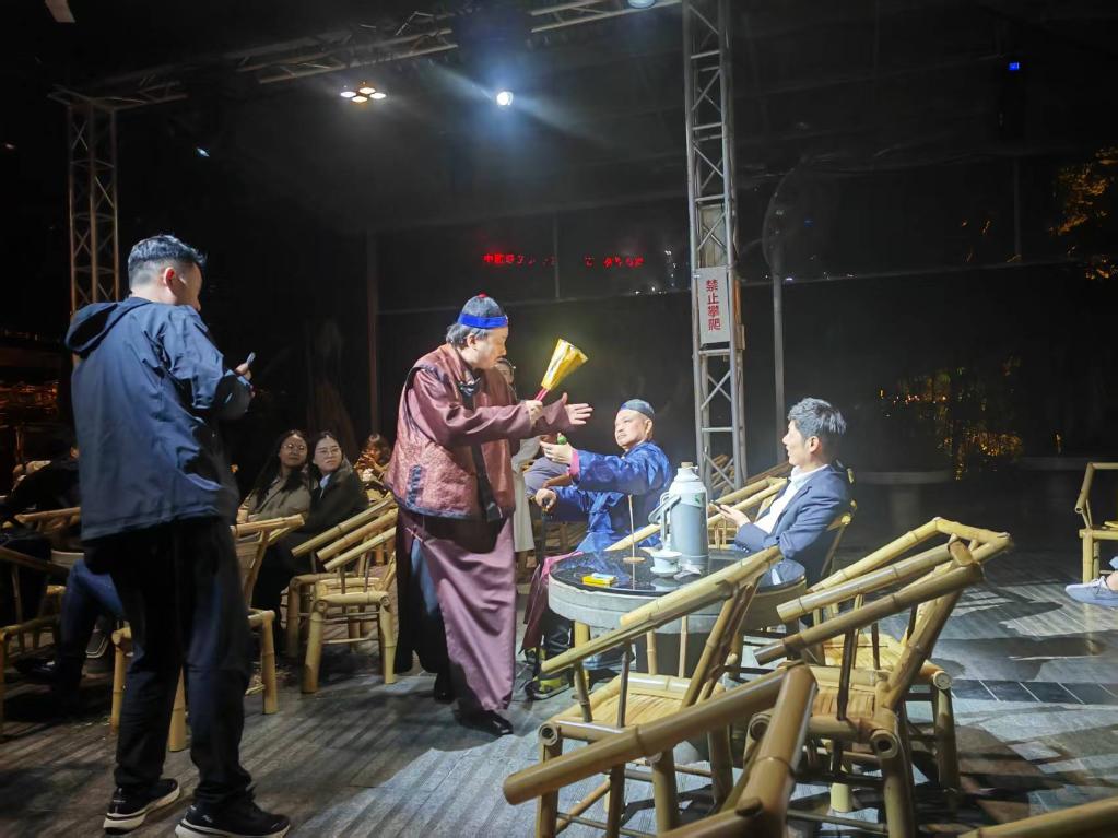 3月24日，《鶴鳴傳奇》在四川省成都市人民公園鶴鳴茶社演出。新華社記者 張海磊 攝