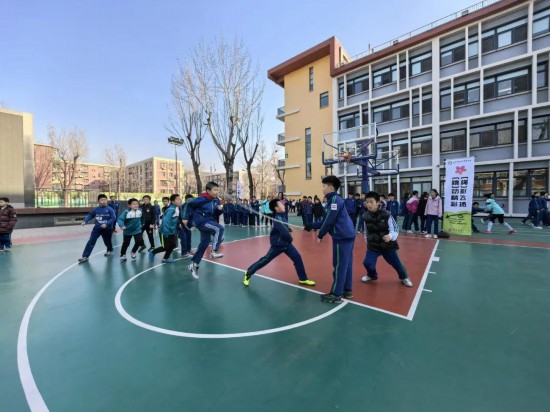 北京師范大學(xué)實(shí)驗(yàn)小學(xué)開(kāi)展跳繩比賽。