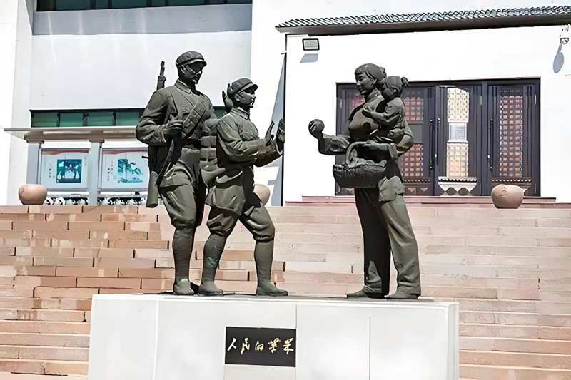 錦州蘋果廉政文化展覽館前的《人民的蘋果》主題雕塑。（由遼沈戰(zhàn)役紀念館供圖）
