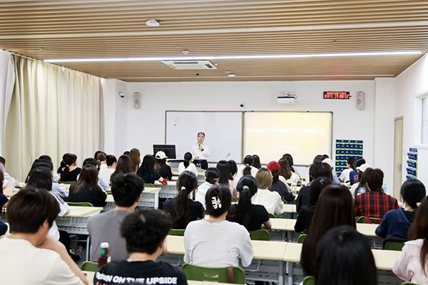 深圳職業(yè)技術(shù)大學黨委副書記、校長許建領(lǐng)為學生授課。學校供圖
