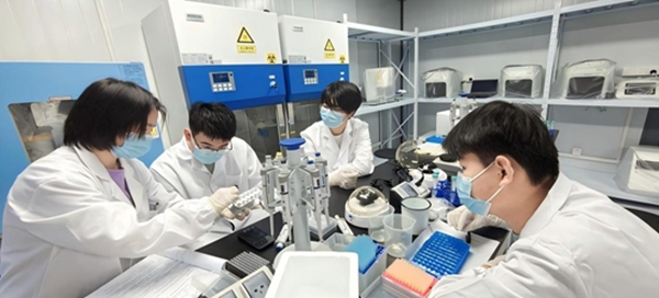 “個(gè)體基因解密實(shí)驗(yàn)”預(yù)實(shí)驗(yàn)課堂。東華大學(xué)供圖