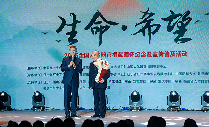 中國紅十字會副會長白巖松在現(xiàn)場采訪“人民英雄”張定宇教授。主辦方供圖