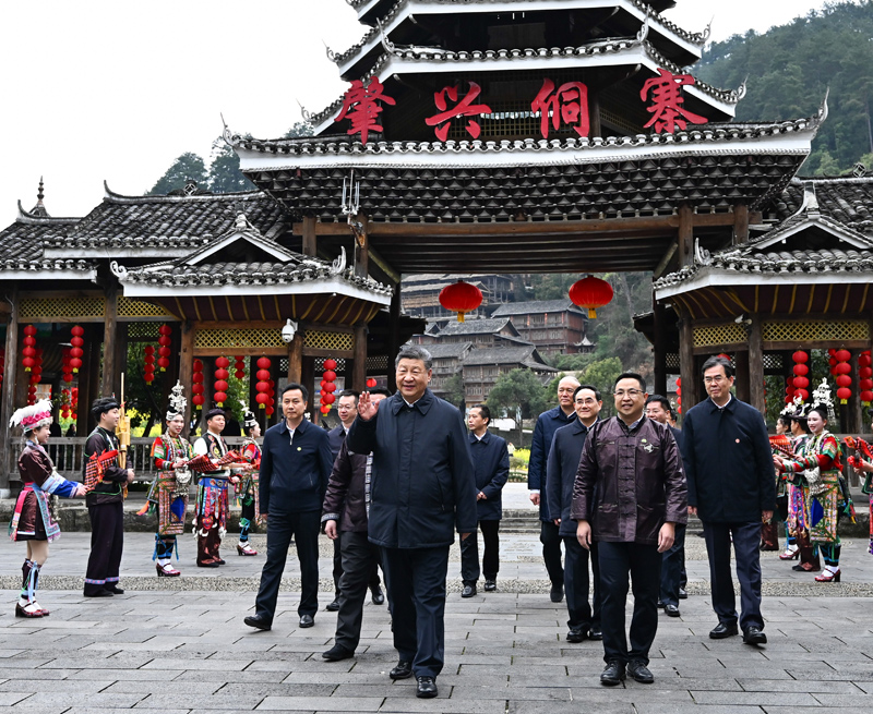 △3月17日下午，習(xí)近平總書記在貴州黔東南州黎平縣肇興侗寨考察時(shí)，在寨門口向身著民族盛裝歡迎的村民揮手致意。