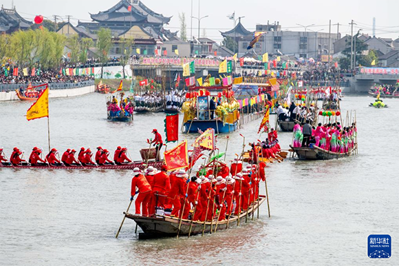 ?4月4日，選手在參加茅山會(huì)船盛會(huì) 。?新華社發(fā)（楊玉崗 攝）