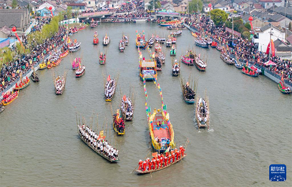 ?4月4日，選手在參加茅山會(huì)船盛會(huì)（ 無(wú)人機(jī)照片）。?新華社發(fā)（顧繼紅 攝）