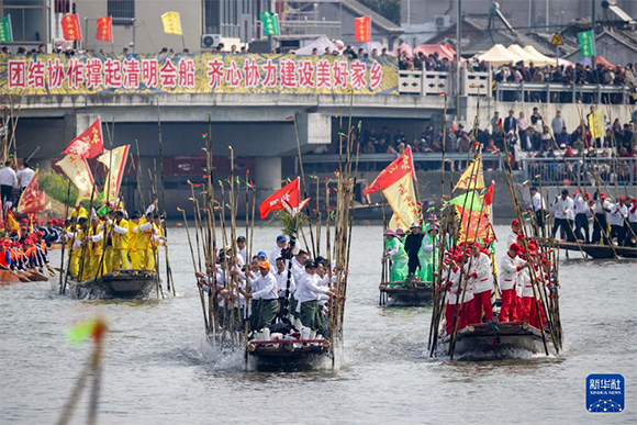 ?4月4日，選手在參加茅山會(huì)船盛會(huì)。新華社發(fā)（湯德宏 攝）