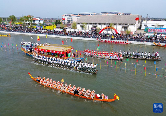 4月4日， 選手在參加茅山會(huì)船盛會(huì)（無(wú)人機(jī)照片）。新華社發(fā)（顧繼紅 攝）