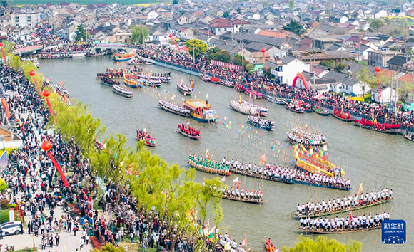 4月4日，選手在參加茅山會(huì)船盛會(huì)（無(wú)人機(jī)照片）。?新華社發(fā)（周社根 攝）