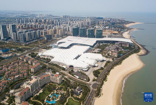 這是4月4日拍攝的第五屆中國國際消費品博覽會主會場海南國際會展中心（無人機照片）。