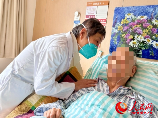 秦苑查房時詢問患者情況。人民網(wǎng) 陳葉欣攝