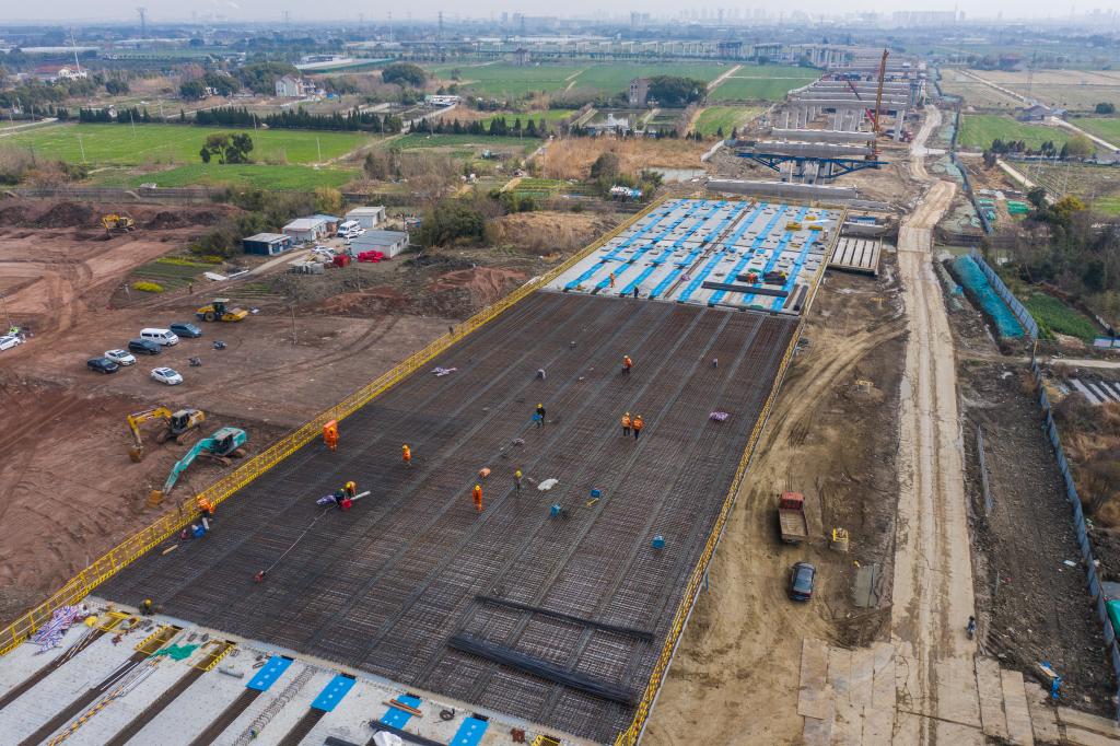 3月7日，在524國道秀洲王江涇至新塍公路工程TJ02標段，作業(yè)人員正在進行60米鋼混組合梁現(xiàn)澆橋面板鋼筋焊接及綁扎作業(yè)（無人機照片）。新華社記者 徐昱 攝