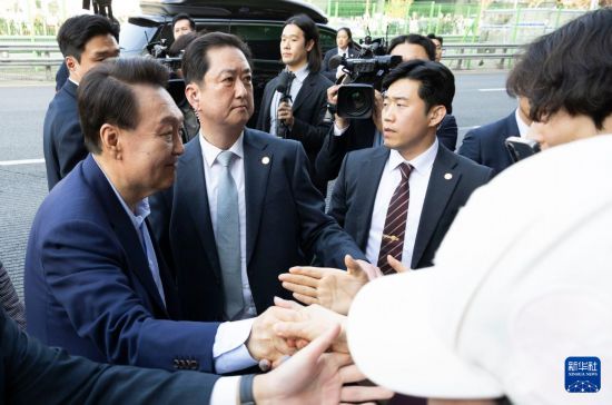 4月11日，韓國前總統(tǒng)尹錫悅（左一）在離開首爾漢南洞官邸時與支持者握手。新華社發(fā)（全休相攝）