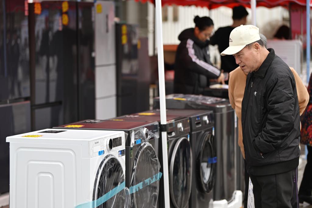 3月28日，天津市北辰區(qū)舉行2025年消費品以舊換新惠民服務(wù)活動，吸引眾多市民前來選購。新華社記者 李然 攝