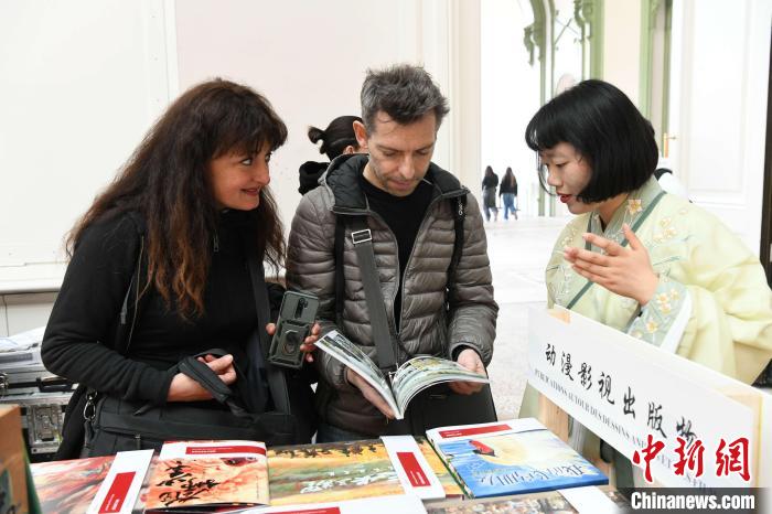 當(dāng)?shù)貢r(shí)間4月11日，2025年巴黎圖書節(jié)在巴黎大皇宮揭幕。中國(guó)出版代表團(tuán)攜千余種中國(guó)精品圖書亮相展會(huì)。 中新社記者 李洋 攝