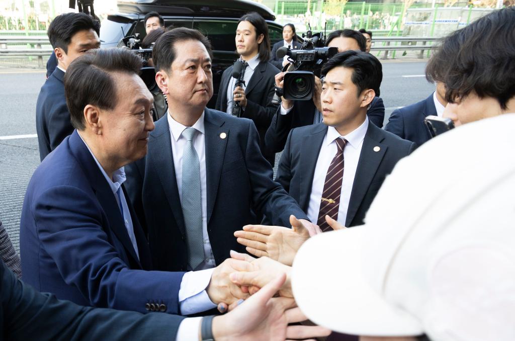 4月11日，韓國前總統(tǒng)尹錫悅（左一）在離開首爾漢南洞官邸時與支持者握手。新華社發(fā)（全休相攝）