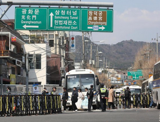  4月3日，在韓國首爾，警察在韓國憲法法院附近進行交通管制。新華社記者姚琪琳攝