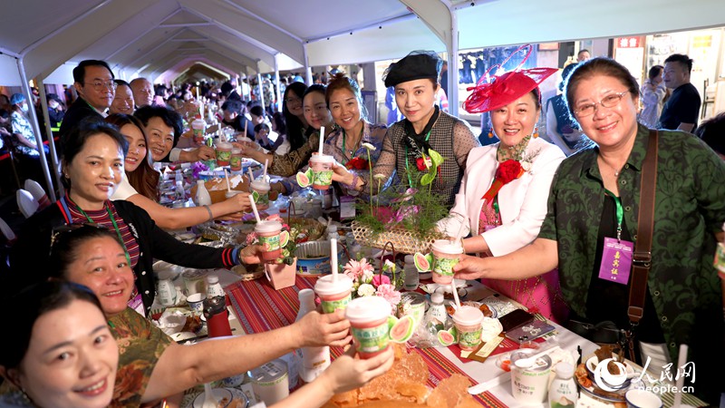 海外華僑在活動(dòng)現(xiàn)場(chǎng)品嘗“家鄉(xiāng)味”。人民網(wǎng)記者 符武平攝