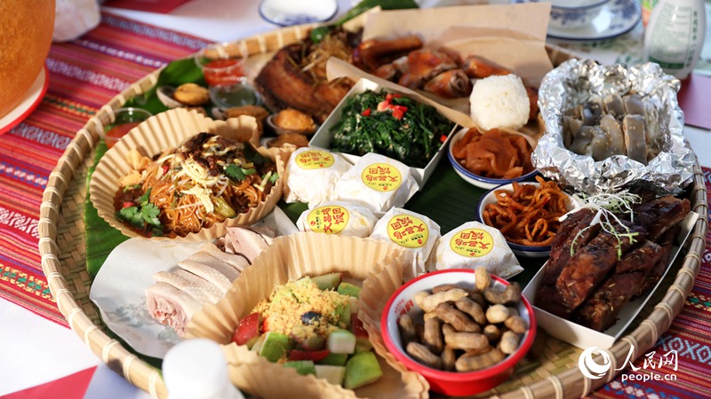 長(zhǎng)桌宴上擺滿(mǎn)了海南特色佳肴。人民網(wǎng)記者 符武平攝