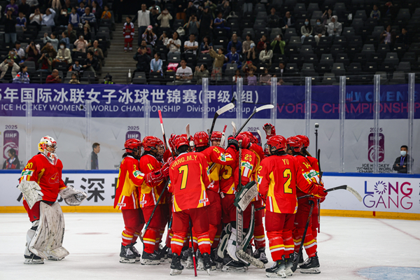 中國隊(duì)球員慶祝勝利。圖片來源：中國冰球協(xié)會(huì)