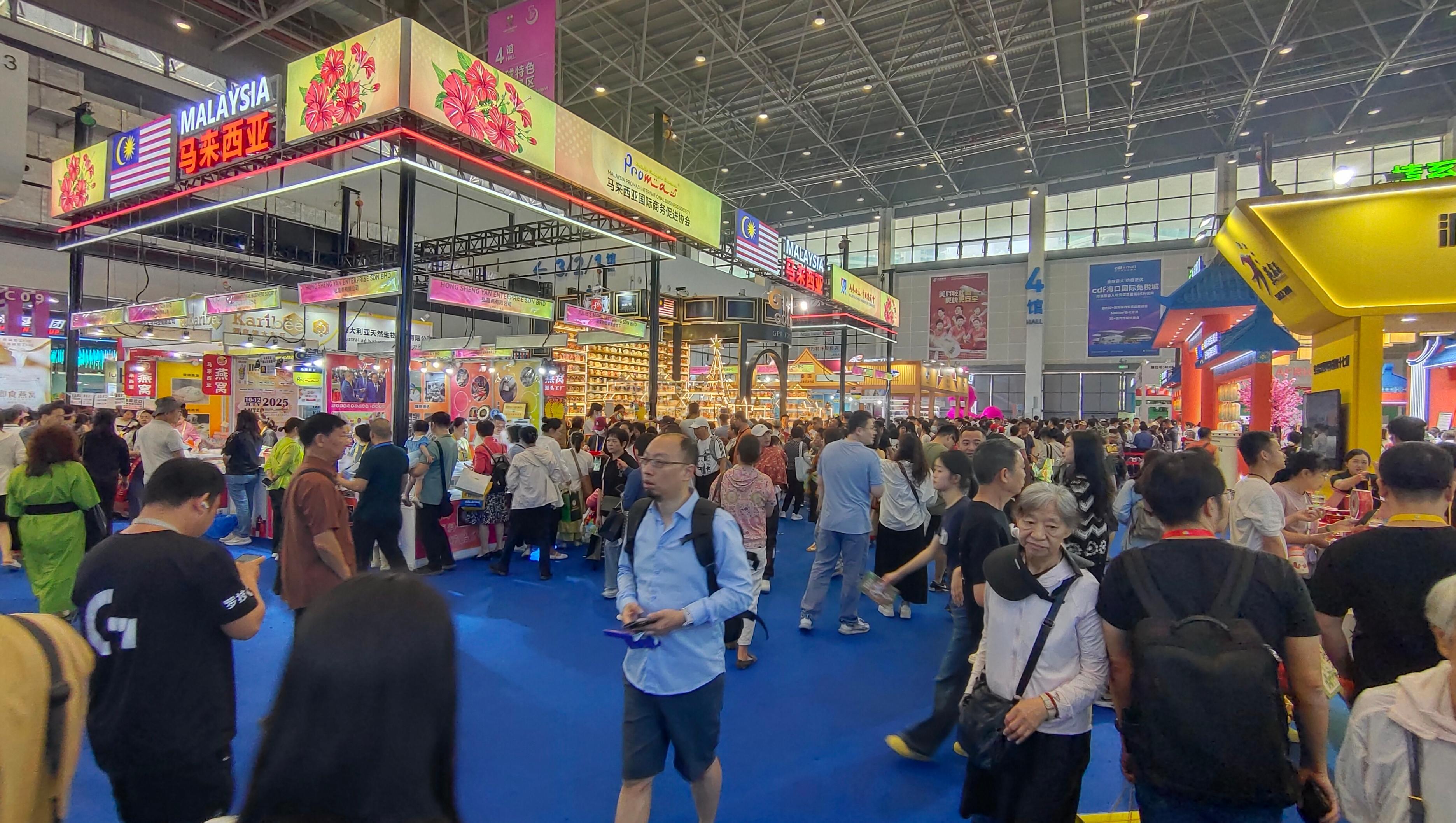 消博會(huì)迎來公眾開放日，眾多市民、客商來到展館參觀、購物。人民網(wǎng)記者 李彤?dāng)z