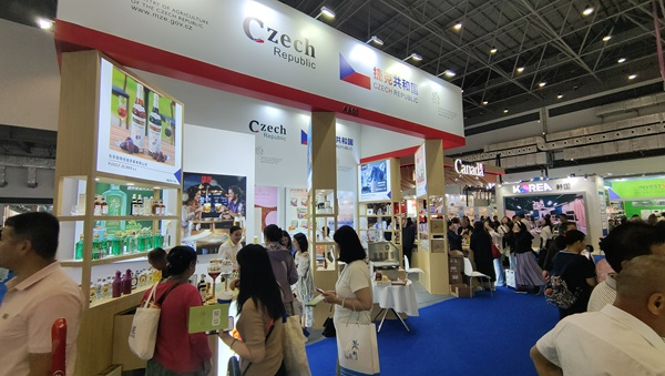 觀展者在各國(guó)展臺(tái)采購、咨詢。人民網(wǎng)記者 李彤?dāng)z