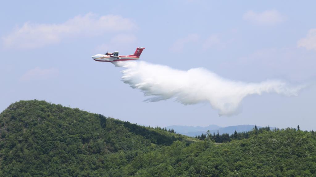 AG600飛機(jī)在四川西昌開(kāi)展典型滅火場(chǎng)景驗(yàn)證試飛科目（2023年6月攝）。新華社發(fā)（中國(guó)航空工業(yè)集團(tuán)供圖）