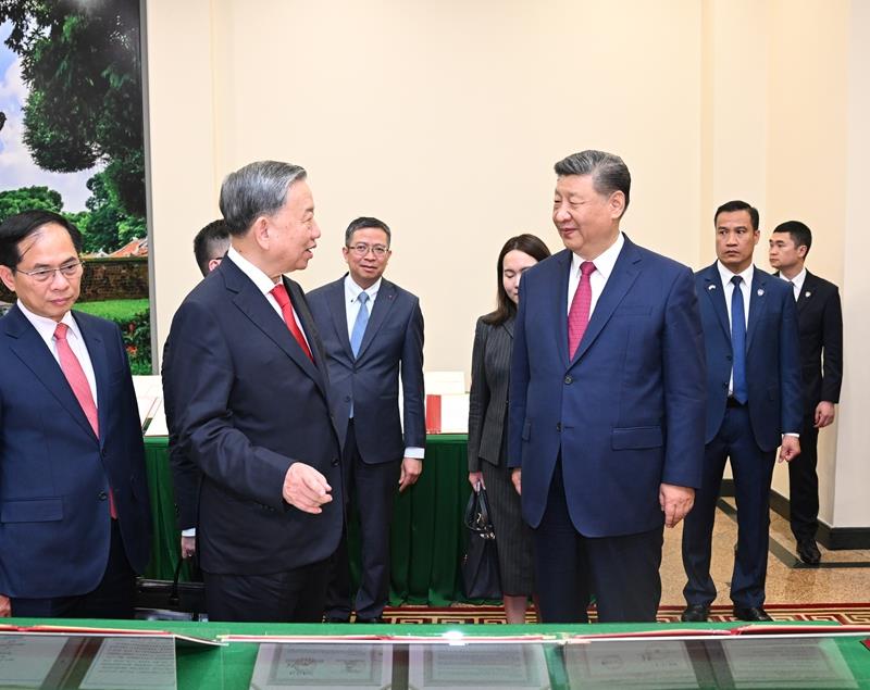 4月14日，習(xí)近平總書記在越共中央駐地同越共中央總書記蘇林舉行會(huì)談。這是會(huì)談后，兩黨總書記共同見(jiàn)證中越雙方簽署的45份雙邊合作文本展示。