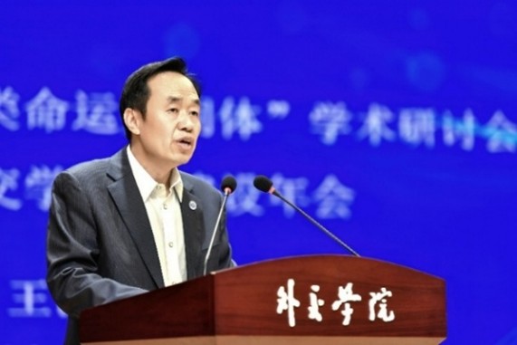 外交學院黨委書記王世廷大使致辭。主辦方供圖