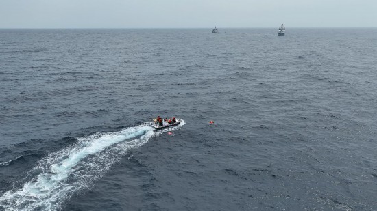 4月23日，中越海警開(kāi)展海上聯(lián)合搜救演練，模擬營(yíng)救落水人員。（中國(guó)海警供圖）