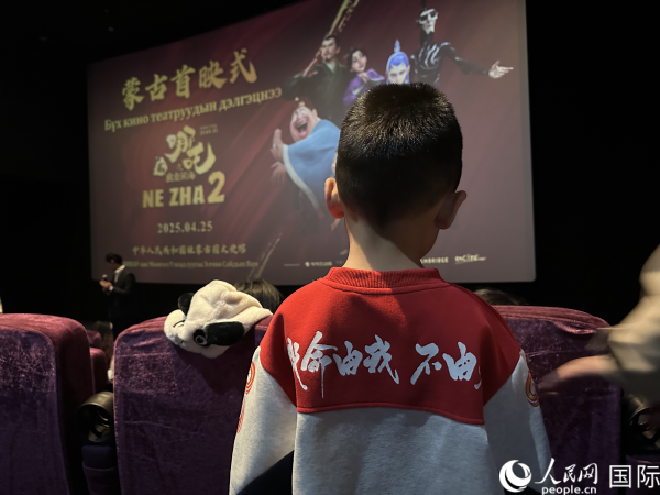 圖為首映式現(xiàn)場，一位小朋友身穿帶有《哪吒2》電影元素的衣服。人民網(wǎng)記者 張朋輝攝
