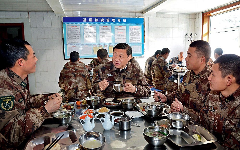 2014年1月26日，習(xí)近平主席專程來到內(nèi)蒙古軍區(qū)邊防某部，親切看望慰問戍邊官兵。這是在連隊(duì)食堂，習(xí)近平主席同戰(zhàn)士們一起用餐。
