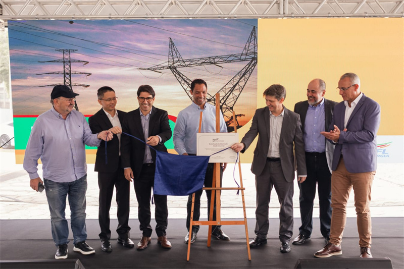 CPFL公司執(zhí)行副總裁弗拉維奧·恩里克·里貝羅（中）、CPFL輸電公司總裁李甫（左二）、南里奧格蘭德州州議員阿洛伊西奧·克拉斯曼（左一）、州長代表豪爾赫·波佐邦（右一）等出席投運儀式。 中國國家電網(wǎng)巴西電力CPFL公司供圖