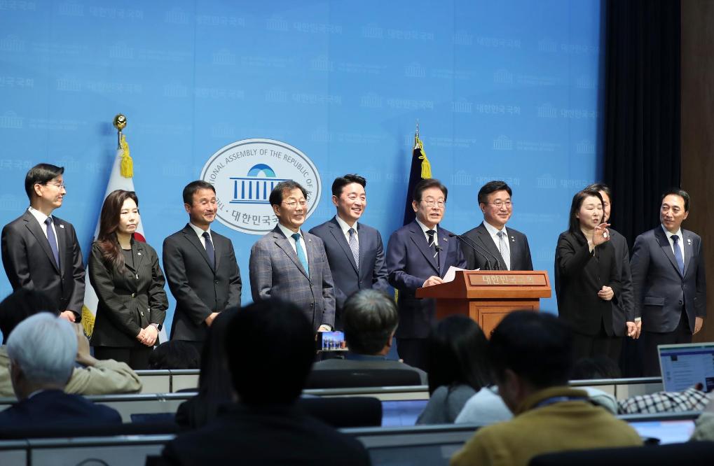 4月11日，李在明在韓國(guó)首爾舉行的新聞發(fā)布會(huì)上介紹他的總統(tǒng)競(jìng)選團(tuán)隊(duì)。新華社記者姚琪琳攝
