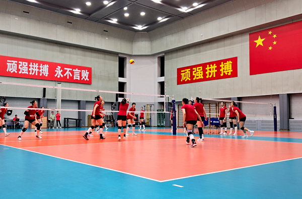 4月28日，中國女排在主教練趙勇的帶領(lǐng)下進(jìn)行訓(xùn)練。人民網(wǎng)記者 胡雪蓉?cái)z