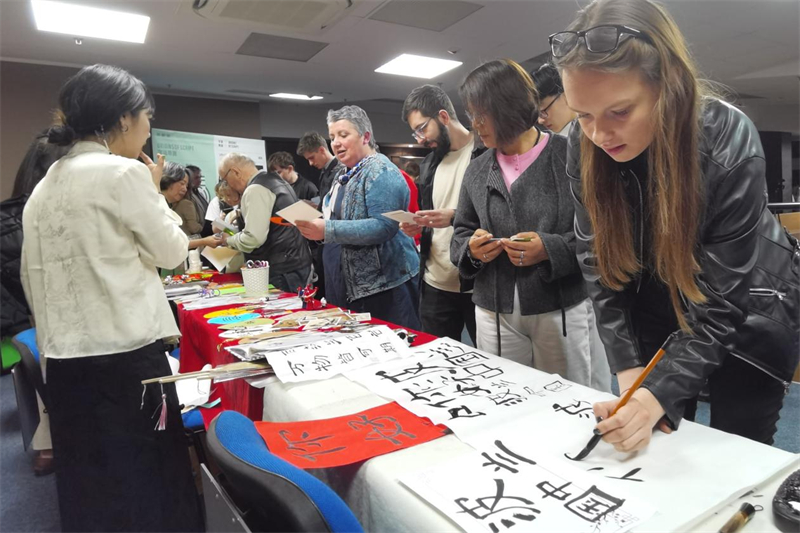 現(xiàn)場來賓體驗中國傳統(tǒng)文化。中國駐波蘭大使館供圖。
