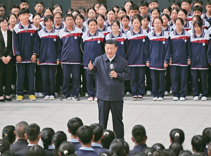 2024年6月18日至19日，中共中央總書記、國家主席、中央軍委主席習(xí)近平在青?？疾臁＿@是18日下午，習(xí)近平在果洛西寧民族中學(xué)考察時，同師生們親切交流。 新華社記者 岳月偉/攝